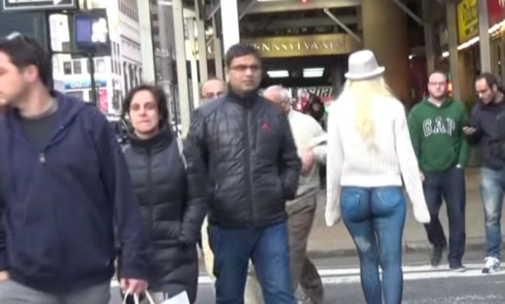 Setengah Telanjang, Model Ini Melenggang Bebas di Jalan