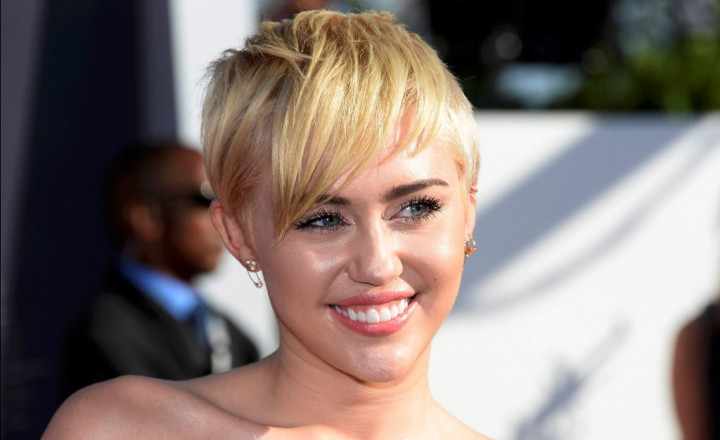Ups! Miley Cyrus Ketahuan Cium Anak Arnold Schwarzenegger