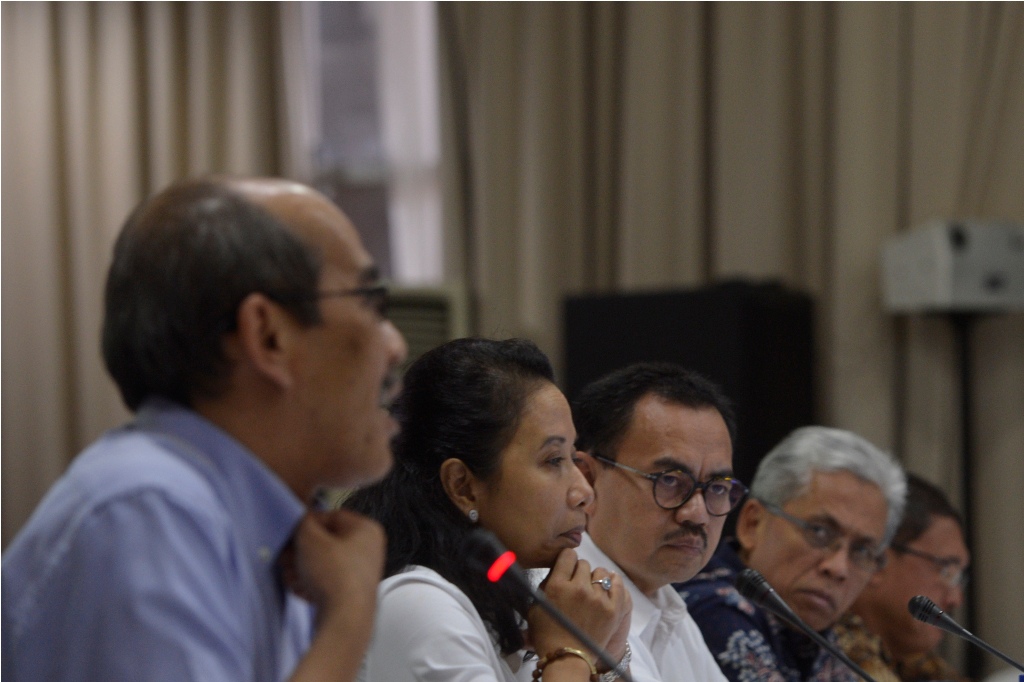 Menteri ESDM Sudirman Said (tengah)--Antara/Rosa Panggabean