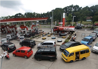 Warga Indramayu Berbondong-bondong ke SPBU