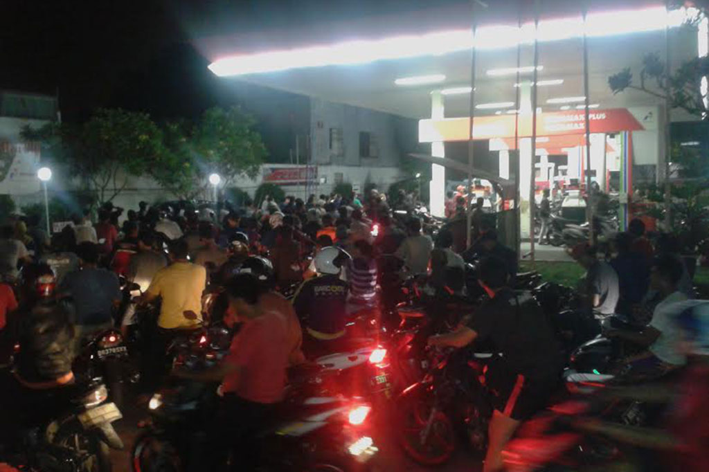 Antrean BBM di SPBU Jalan Raya Kebayoran Lama