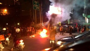 BBM Naik, Massa Bakar Ban di Cikini 