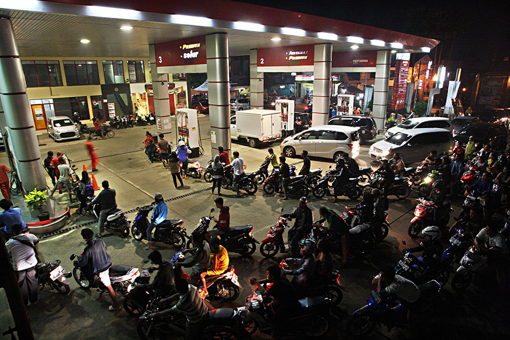 Antrean BBM Subsidi di SPBU Pamulang