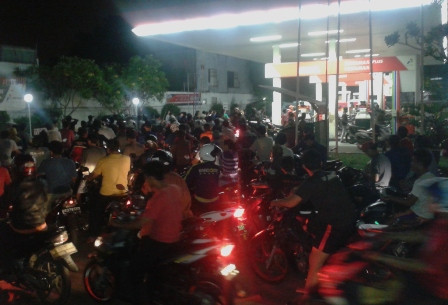 Sepeda Motor dan Angkot Jejali SPBU Kebayoran Lama