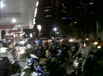 Harga BBM Naik, Warga Tancap Gas ke SPBU 