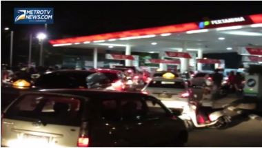 Harga BBM Naik Dini Hari, Warga Serbu SPBU Utan Kayu