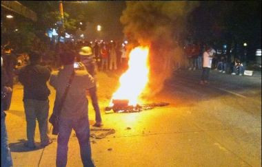 Aksi Bakar Ban Tolak Kenaikan BBM Merembet Hingga IISIP