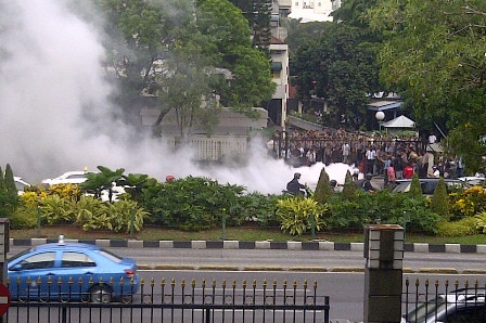 Waduh! Demo di Kemen ESDM Rusuh, Gas Air Mata Polisi Nyasar ke BI