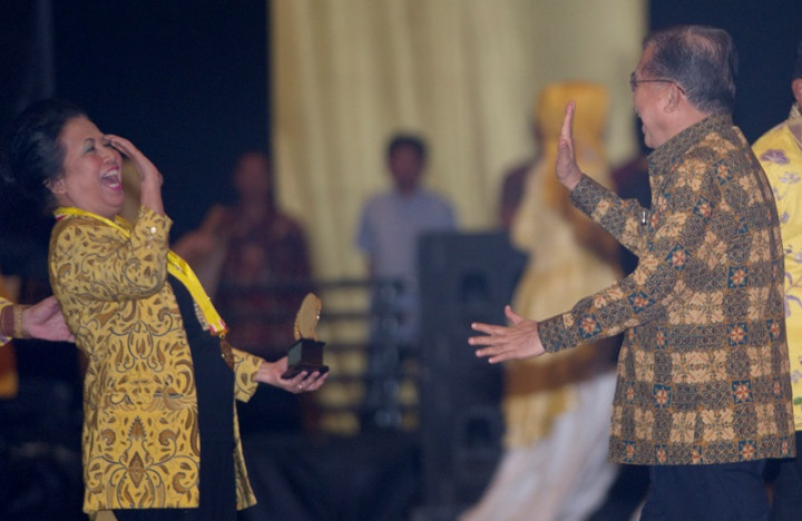 Aduh, Pertanyaan Ceu Popong soal Kenaikan BBM Dicuekin 