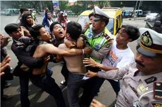 Ratusan Mahasiswa Bentrok dengan Polisi di Ternate