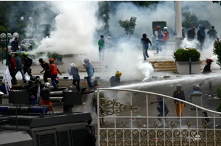 Buruh Mengamuk Lempari Kantor Wali Kota Batam