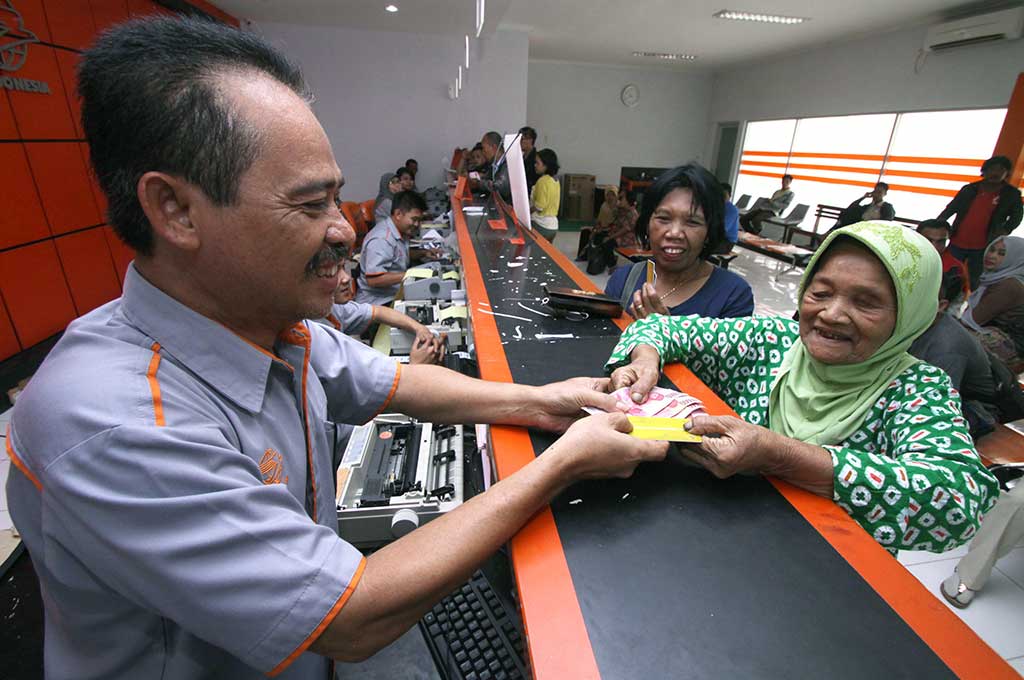 Warga Ambil Dana Kompensasi Kenaikan Harga BBM