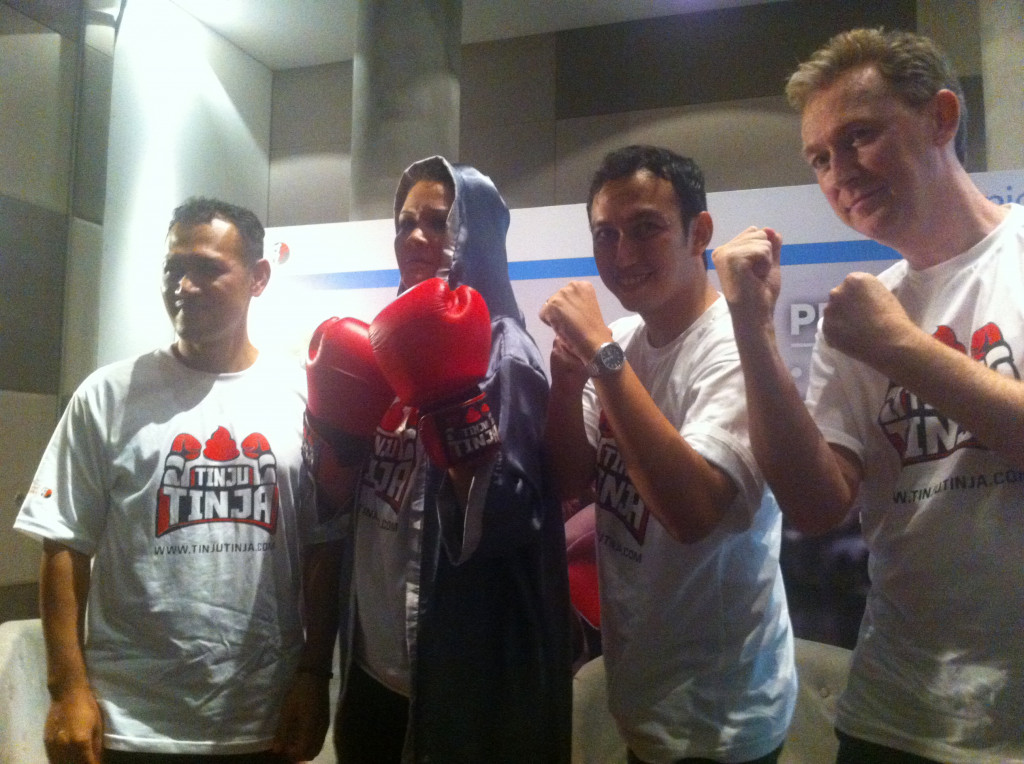 Melanie Subono Mengkampanyekan Tinju Tinja