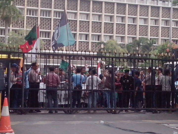 Demo BBM, HMI Coba Jebol Pagar Masuk Kementerian ESDM