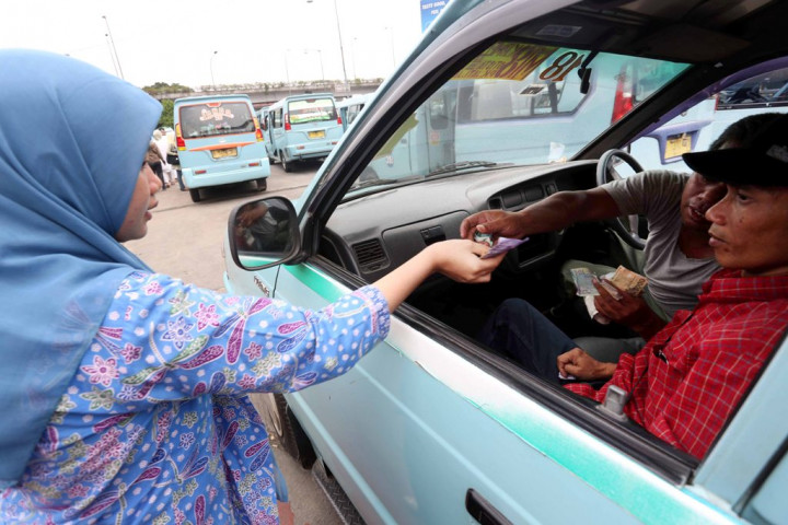 Penumpang Pasrah saat Sopir Angkutan Umum Naikkan Tarif 
