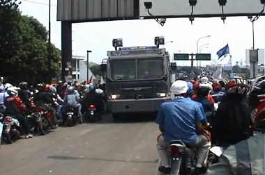 <i>Water Cannon</i> Hadang Ribuan Buruh Masuki Tol Cikarang 