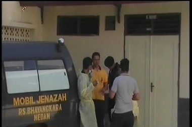 Keluarga Bersedih Menunggu Jenazah Polisi Korban Penikaman