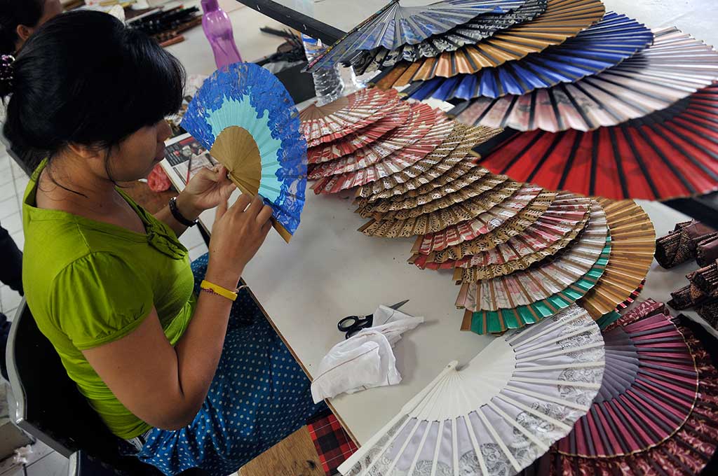 Industri Kerajinan Kipas Bali Kesulitan Tenaga Kerja