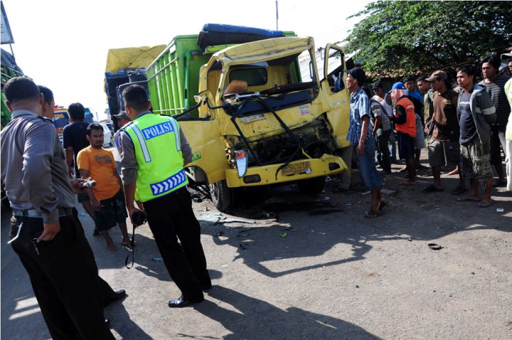 <i>Bruk</i>...Truk Tabrak Truk di Tol Wiyoto Wiyono