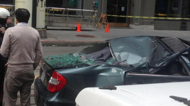 Jatuh dari Lantai 11, Pembersih Jendela Ini Selamat