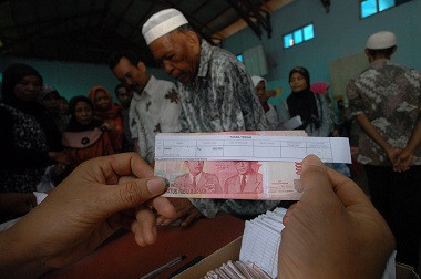 Warga Dua Kecamatan di Sukoharjo Cairkan Dana PSKS di Solo