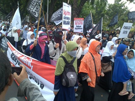 Ribuan Anggota HTI Tolak Kenaikan Harga BBM di Depan Istana