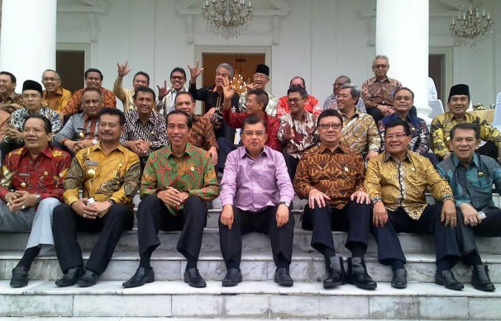 Usai Rakor, Jokowi 'Metal' Bersama Gubernur di Istana Bogor