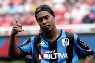  Ronaldinho Beri Selamat Pada Messi