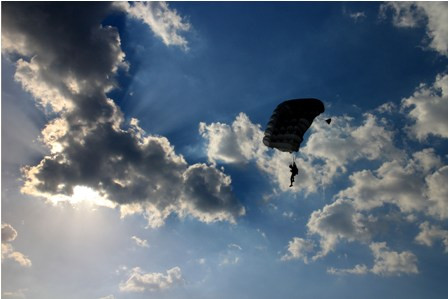 Penerjun Payung Tewas Usai Atraksi Akrobatik