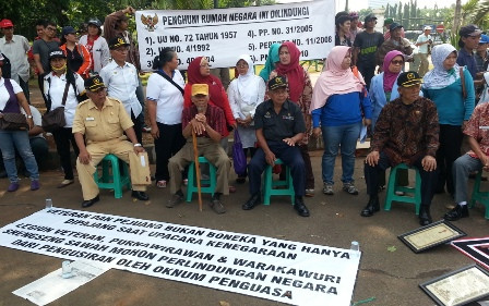 Janda Pahlawan Kembalikan Penghargaan Almarhum Suaminya