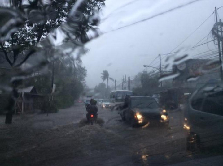 Diguyur Hujan, Jaksel Dihiasi Banjir dan Pohon Tumbang