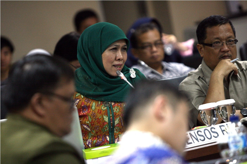 Menteri Sosial Khofifah Indar Parawansa menjawab pertanyaan anggota Komite III DPD dalam rapat dengar pendapat di gedung DPD, Kompleks Parlemen Senayan, Jakarta, Rabu (26/11). MI/SUSANTO