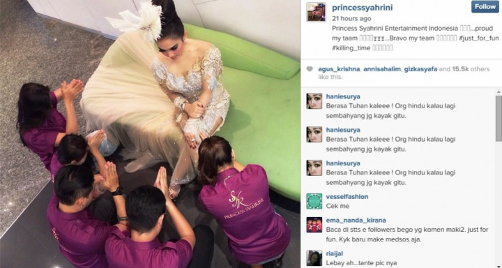 Pamer Foto sedang Disembah, Syahrini Dikecam