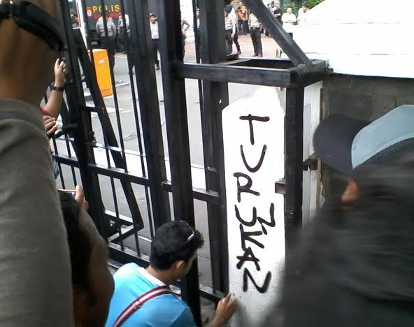 Jokowi Siap Hadapi Interpelasi soal BBM