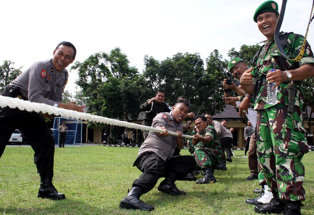 Sejumlah anggota TNI dan Polri mengikuti lomba tarik tambang saat olahraga bersama di lapangan Mapolres Jombang, Jawa Timur, Jumat (28/11)/2014)--Antara/Syaiful Arif