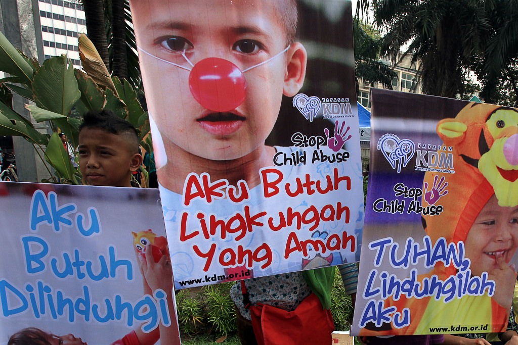 Anak-anak membawa poster pada acara Pencanangan Gerakan Nasional Menentang Kekerasan Terhadap Anak di Bunderan Hotel Indonesia, Jakarta, Minggu (2/11/2014)--Antara/Muhammad Adimaja.