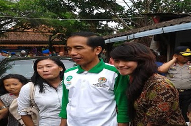 Pulang Kampung, Jokowi Makan Siang di Warung Mbah Karto