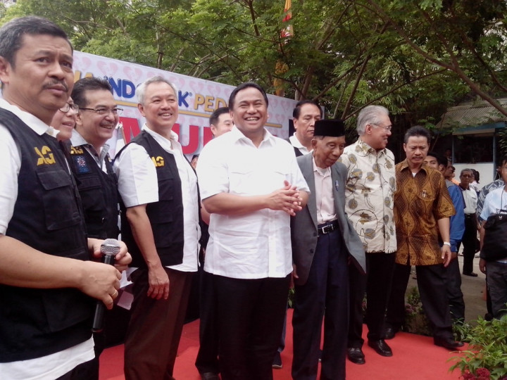 Rahmat Gobel dan Tomy Winata Buka Pasar Murah