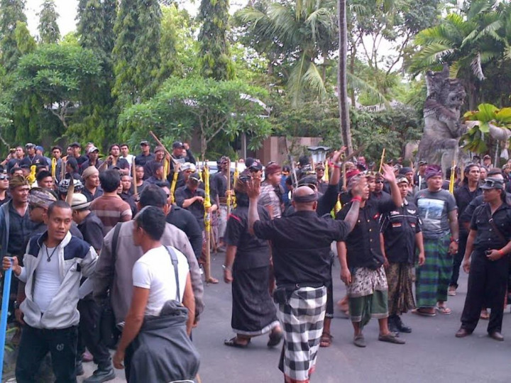 Salaman dengan Pecalang, Pengunjuk Rasa Tolak Munas Bubarkan Diri