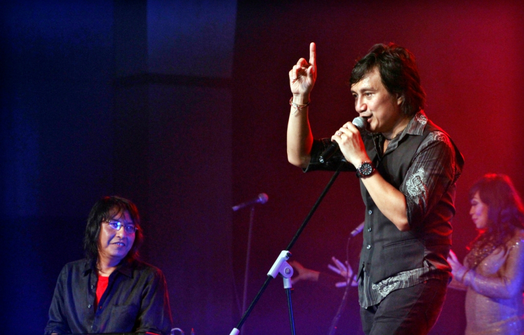 Vokalis Kla Project, Katon Bagaskara (kanan) bersama pianis Kla, Adi Adrian (kiri) menyanyi pada konser