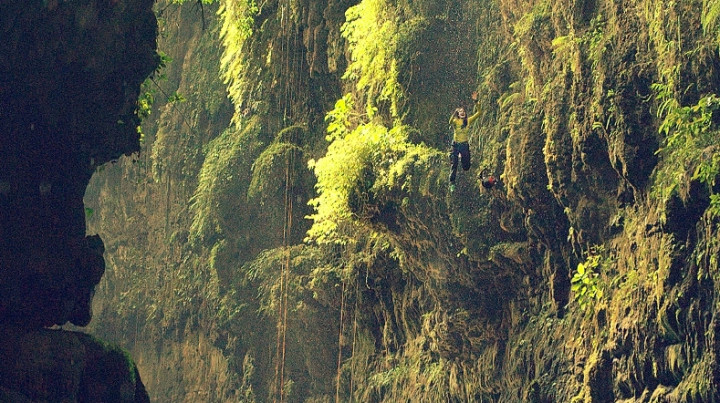 <i>Aw!</i> Nadine Chandrawinata Lompat dari Ketinggian 150 meter 