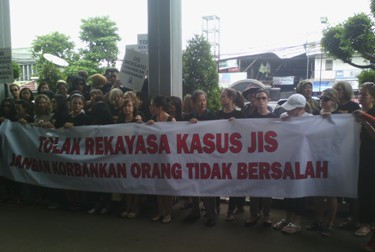 Dukung 2 Gurunya, Karyawan dan Orang Tua Murid JIS Datangi PN Jaksel