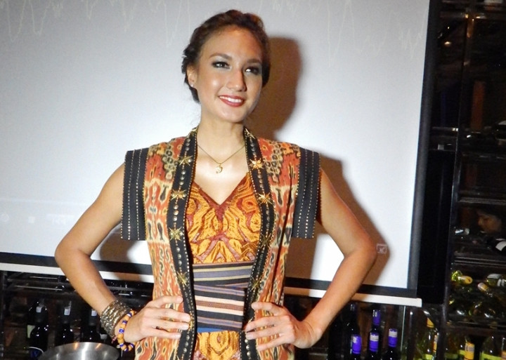 Nadine Chandrawinata Punya Koleksi Kain Langka dari Sumba