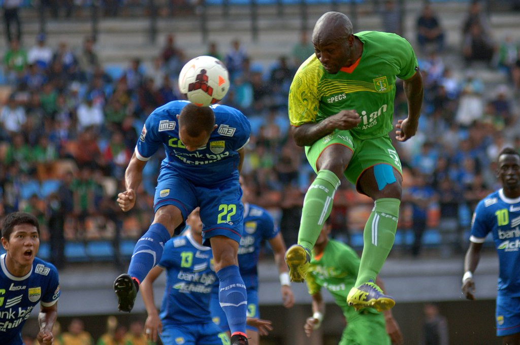 Emmanuel Pacho Kenmogne (kanan) saat memperkuat Persebaya Surabaya (Foto: M Risyal Hidayat/Antara)