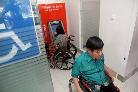 Penyandang Disabilitas Ini Menyambung Hidup Sebagai Buruh Tani 