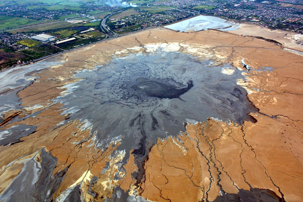 Pusat semburan lumpur panas Lapindo Sidoarjo. Antara/Eric Ireng 