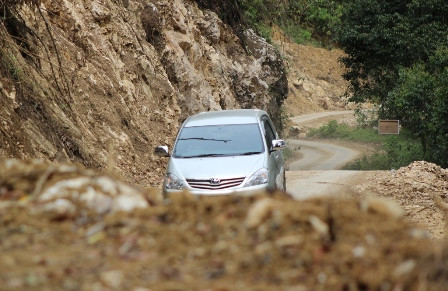 Jalan Desa Amblas Tergerus Arus Air Sungai