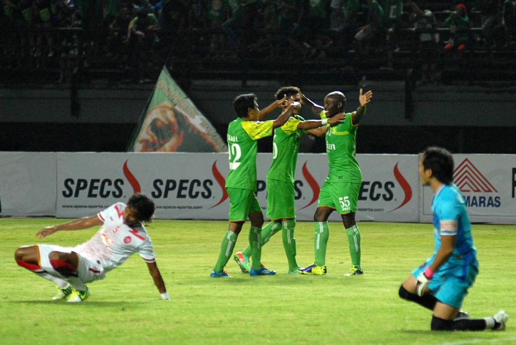 Selebrasi Pacho Kenmogne dan pemain Persebaya saat mengalahkan Persiba Bantul (ANTARA FOTO/M Risyal Hidayat)