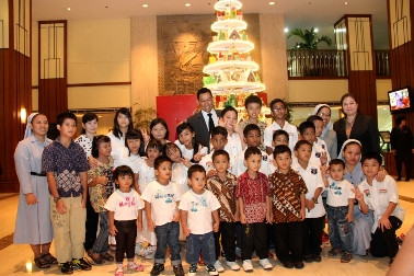 Sambut Natal, REDTOP Hotel Persembahkan Pohon Natal nan Apik
