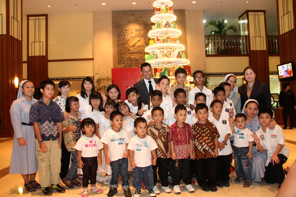 Suasana acara Tree Lighting Ceremony 2014 di REDTOP Hotel & Convention Centre